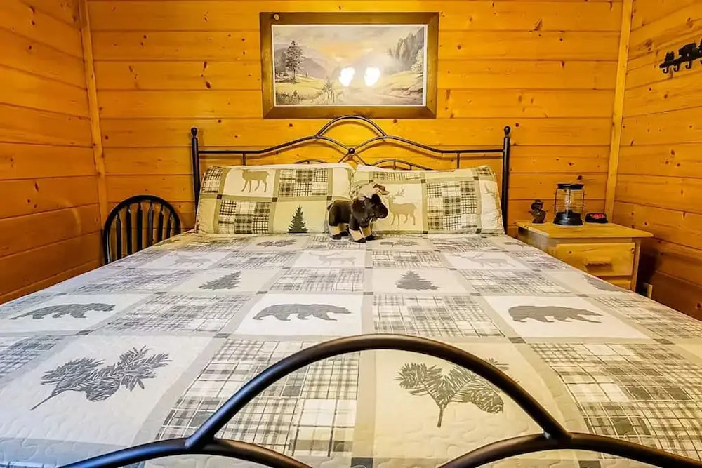 Across the Creek Cabin by Beyond Expectations With Hot Tub