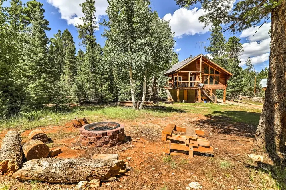 Cozy Utah Cabin w/ Deck & Fire Pit!