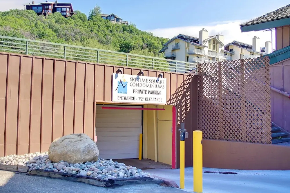 Across From Ski Area, No Car Needed, Hot Tub, Sauna WiFi