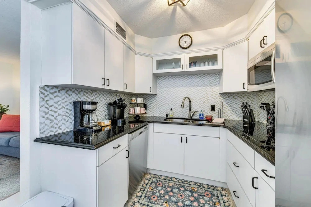 Walk to Venice Beach & Downtown! Couples Condo