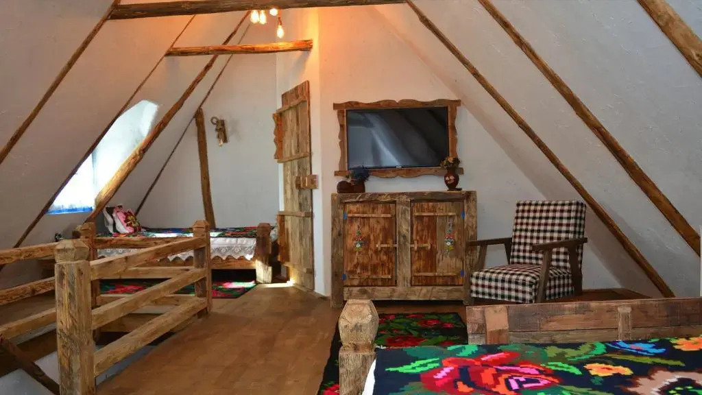 Casa Colț din Maramureș - Old Traditional House