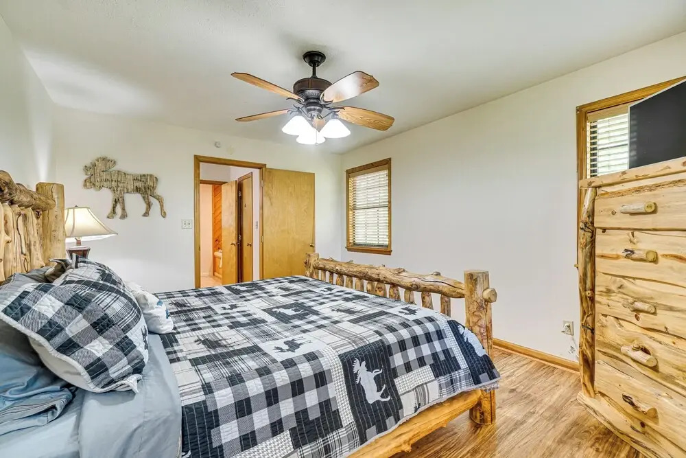 Hot Tub & Deck: Woodsy Sevierville Cabin