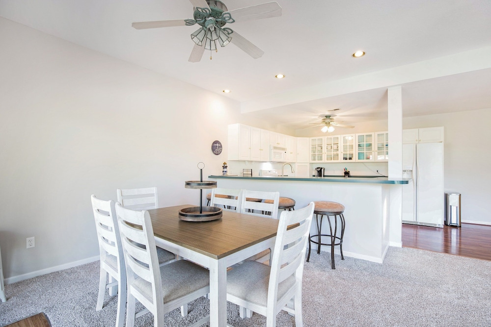 Sleeps 30! Decks, Docks & Lake Life!