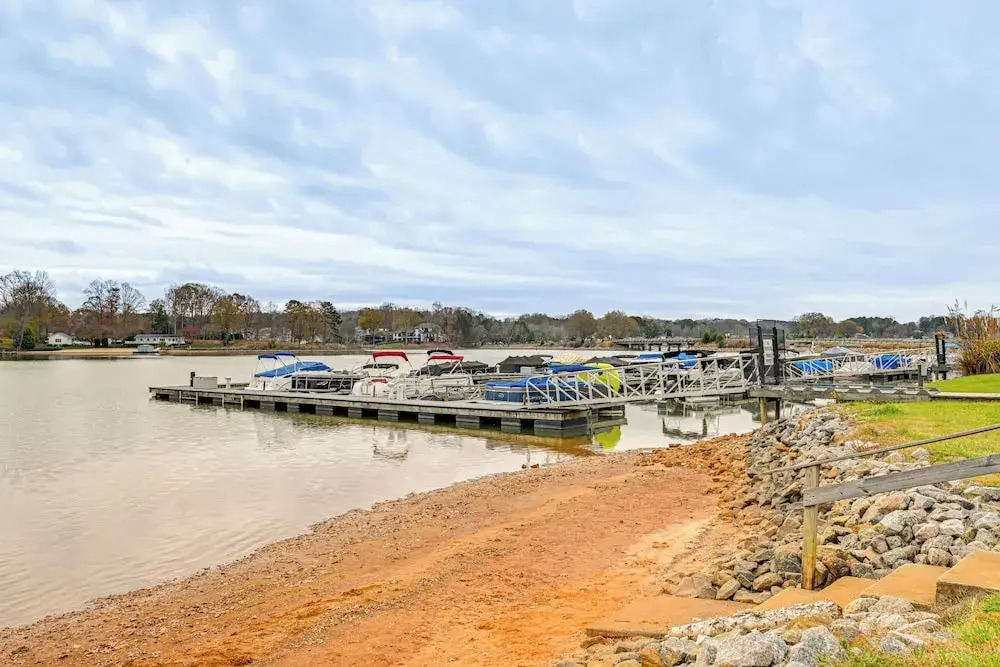 Condo w/ Deck: Waterfront Lake Norman Retreat!