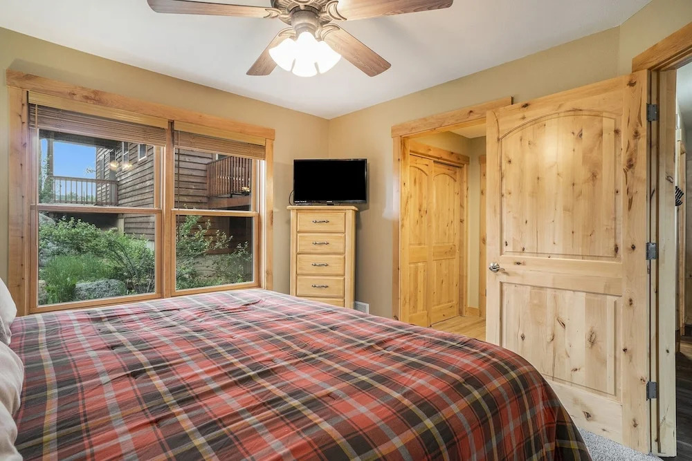 Solitude Eagle #5 - Estes Park 2 Bedroom Condo by RedAwning