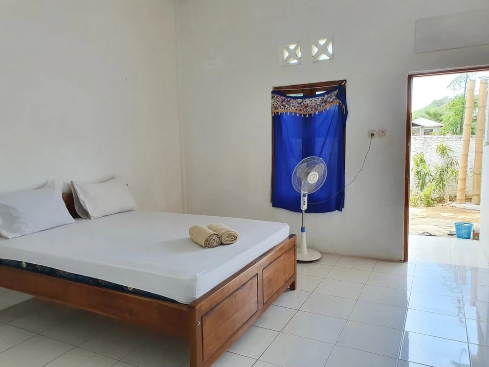 Flores One Love Homestay Hostel and Tours
