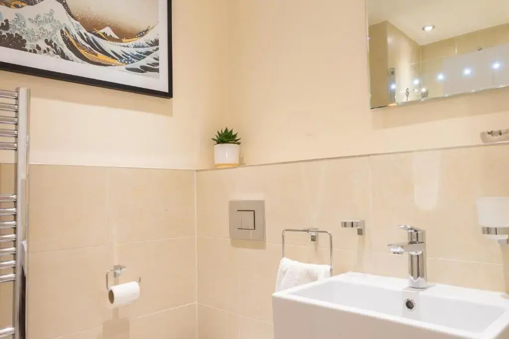 Executive City Centre Apartment with Gated Parking and Stylish Rooms includes Privacy and Space with Luxury Feel plus Courtyard Garden in Amazing Location and Very Highly Rated