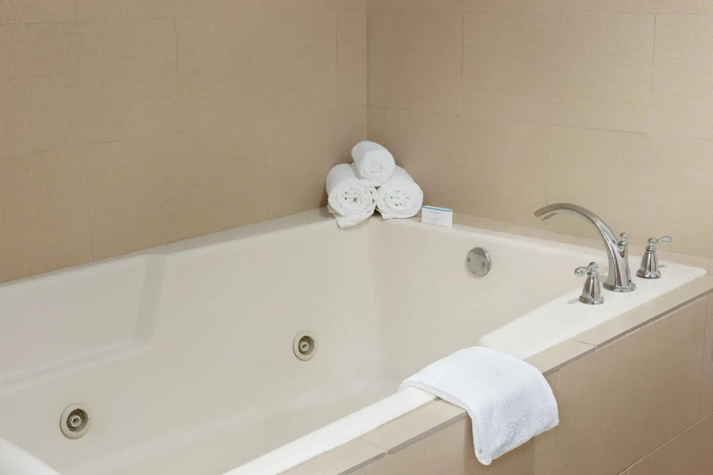 Hampton Inn & Suites Manchester-Bedford