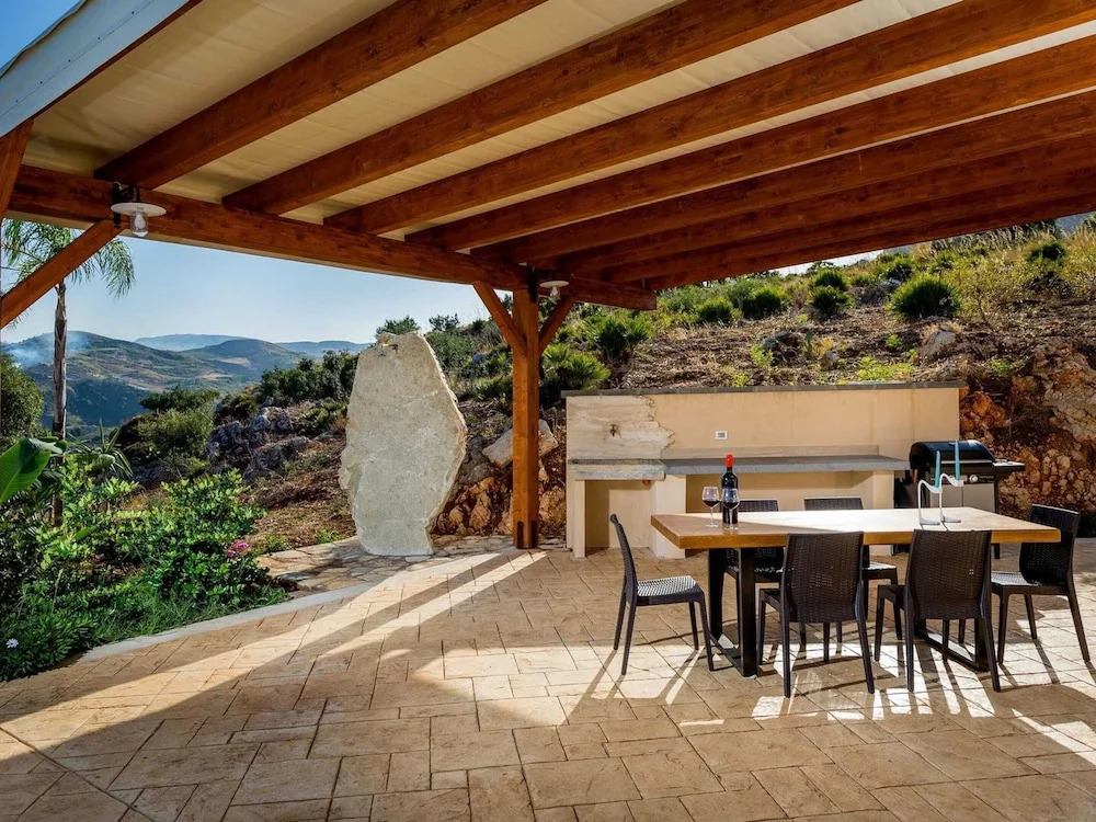 Villa in Sicily Near Guidaloca Bay