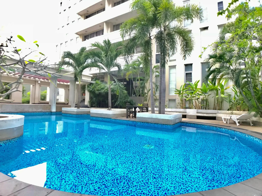 Twin Peaks Sukhumvit Suites