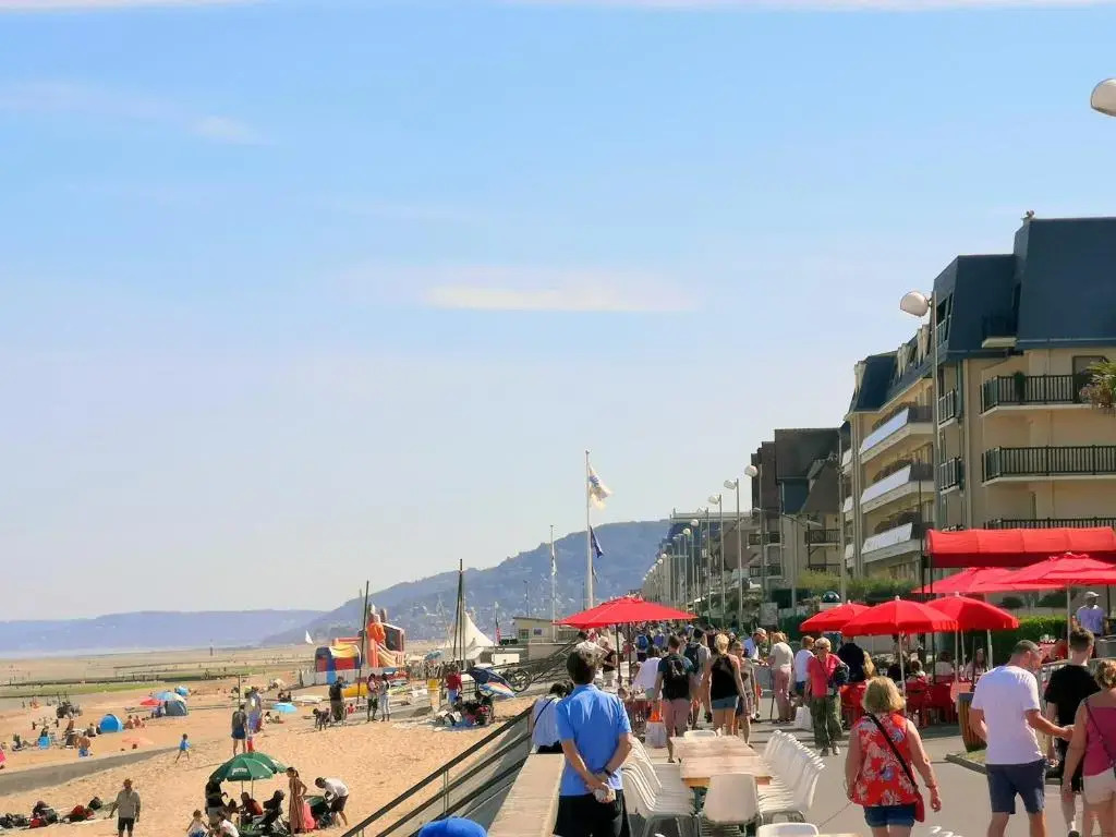 2 pièces Front de Mer ensoleillé et calme accès direct plage