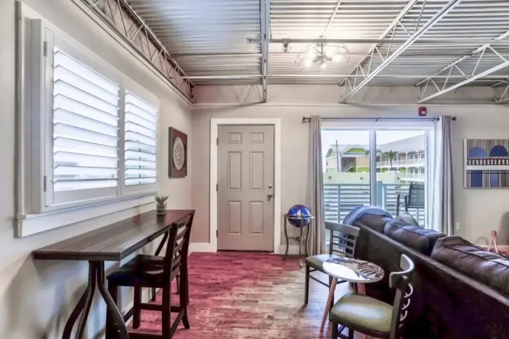 Ocean Jewel 3- Modern Cozy Loft Close to Beach and Shops