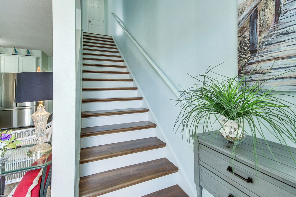 Stroll to Beach! 3BR Gulfport Escape, Pool Access