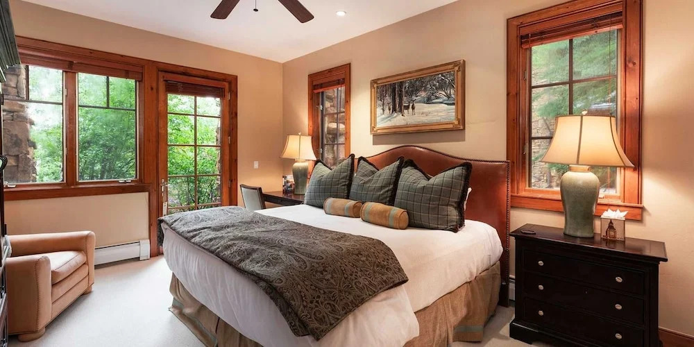 Bearpaw D1 4 Bedroom Condo by RedAwning
