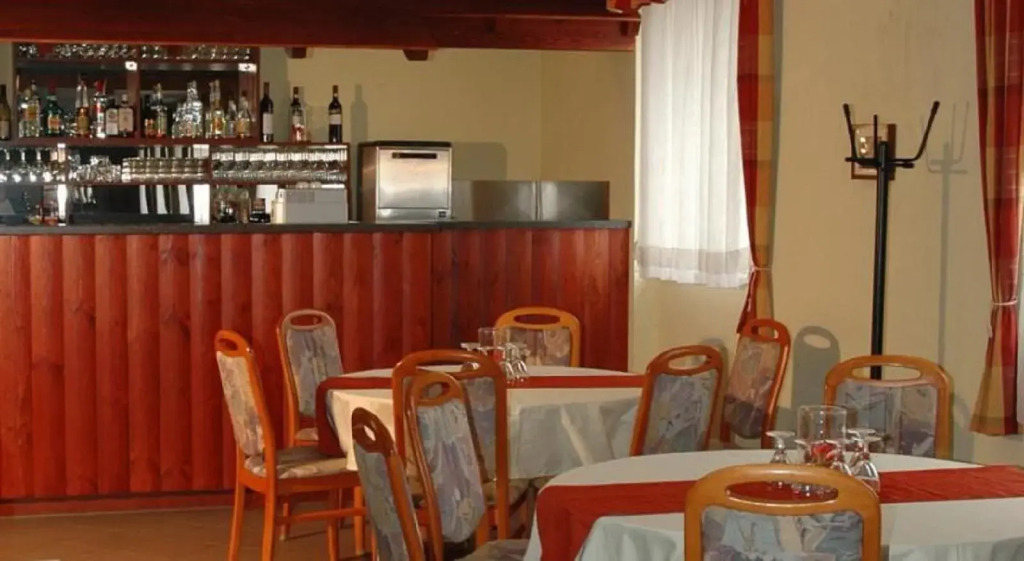 FREE PARKING, FREE BREAKFAST, only 15 minutes to City Center