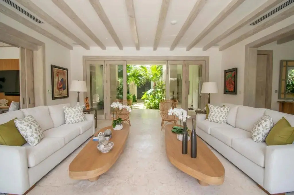 Stylish Fully-staffed Villa Near Beach and Lagoons in Exclusive Golf Resort
