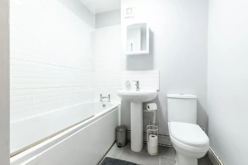 BEST PRICE! - 1 MIN TO THE SHOPS, BARS, PUBS & RESTAURANTS! PERFECT LOCATION - FREE PARKING - FREE WIFI - SMART TV - COMFY BEDS - 4 Single beds or 2 Doubles
