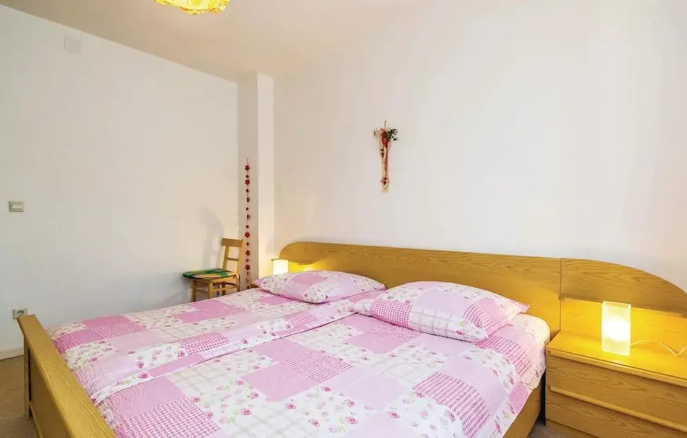 Stunning Home in Opric With Wifi and 1 Bedrooms