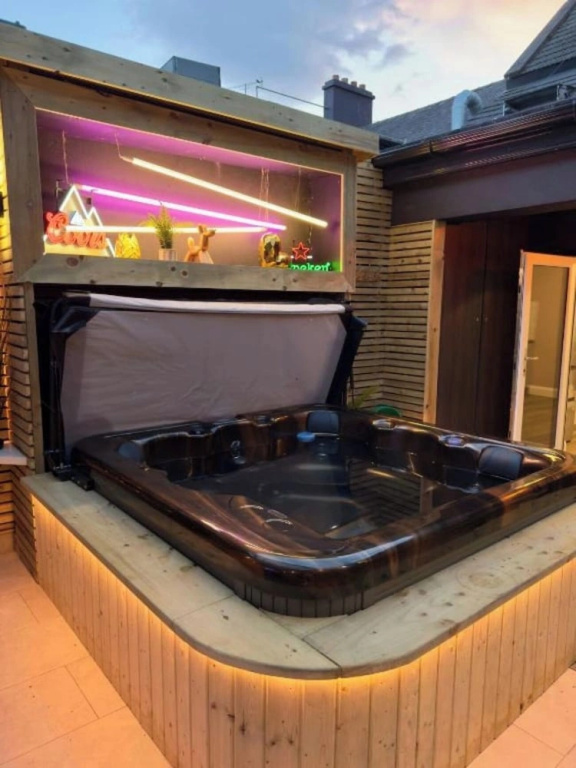 Stylish City Centre Hideaway & Hot Tub