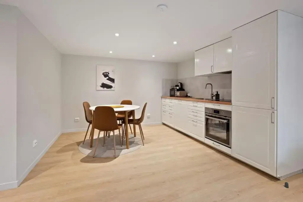 Practical Basement Apt with all home comforts close to City Centre