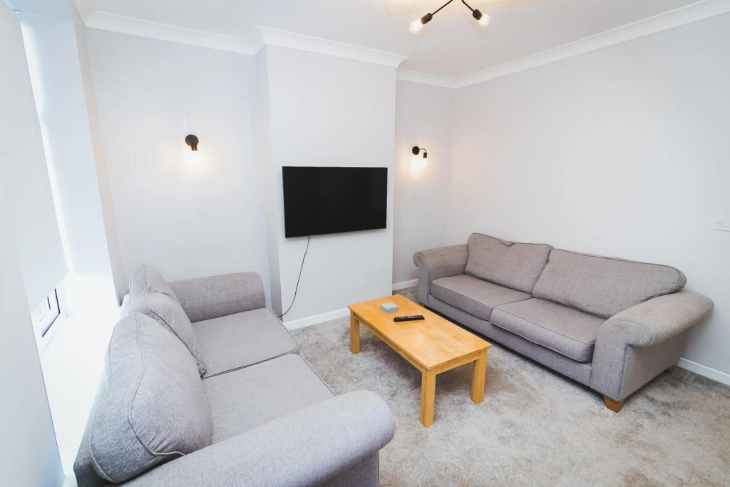 Adam - 17 Hughenden Road · Newly refurbished house - 10 minute walk from city