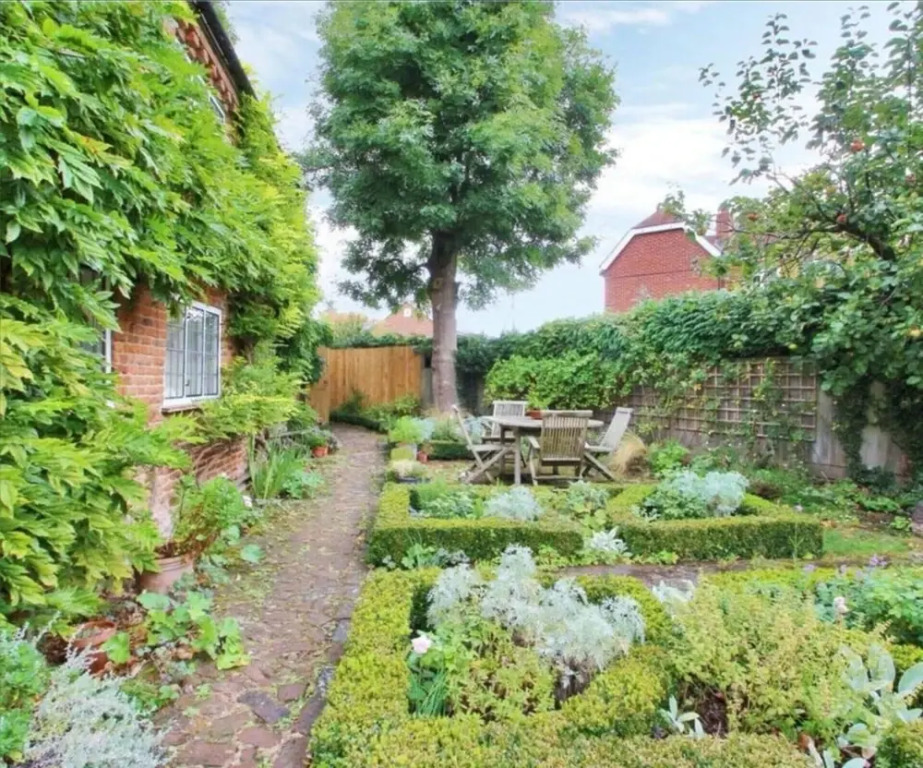 Charming 3 Bedroom Cottage in Kentish Village