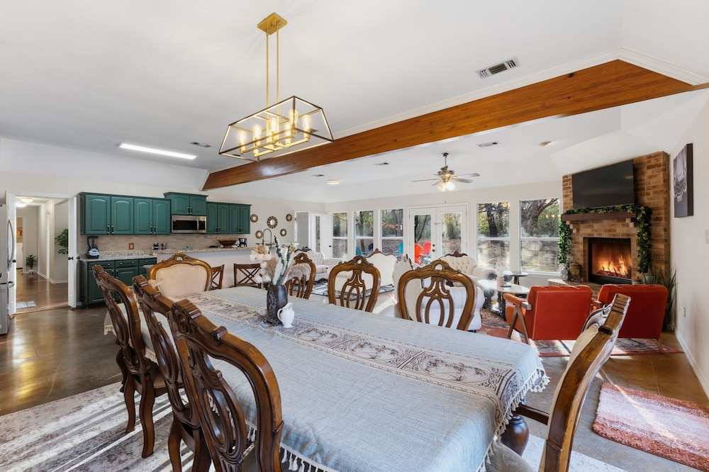 Oakwood Oasis: 1.4 Acres Of Tranquility 6 Bedroom Home