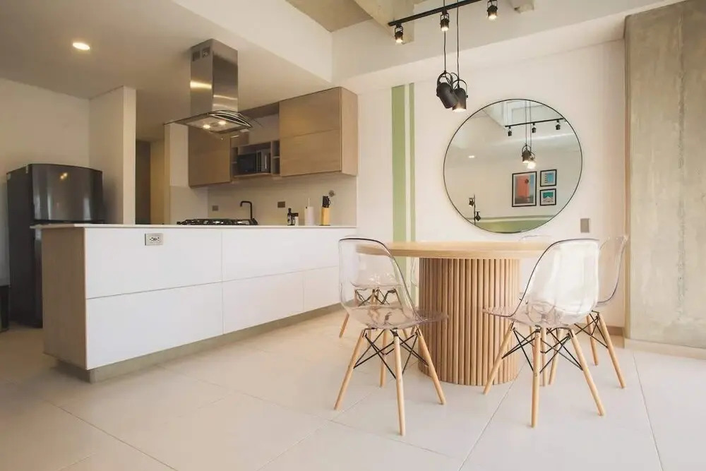 Cool 3 BR W/ Balcony in Laureles Medellín