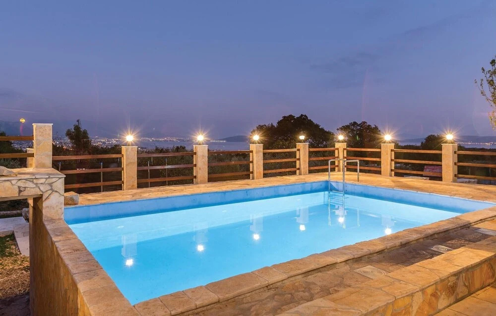 Four-Bedroom Holiday Home In Kastel Novi