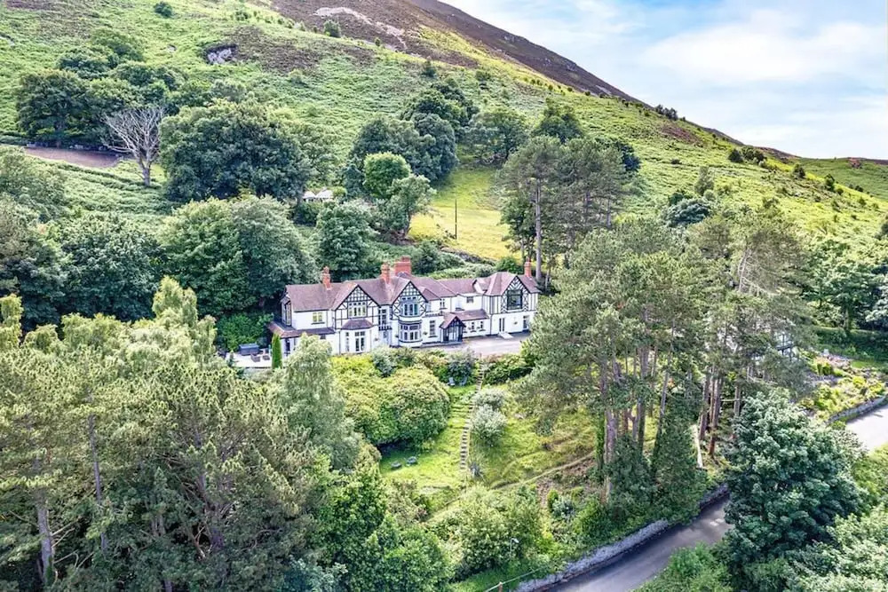 Delightful Holiday Home With sea Views and Hot Tub