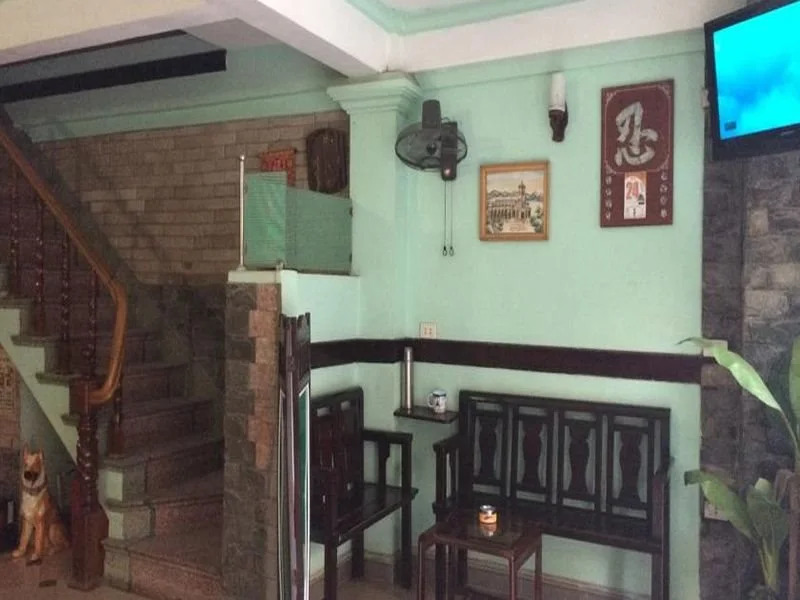 RedDoorz near Le Van Luong Street