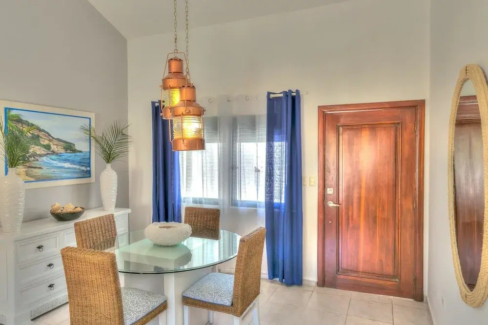 Beautiful Beachfront Apartment With Unique Ocean Views