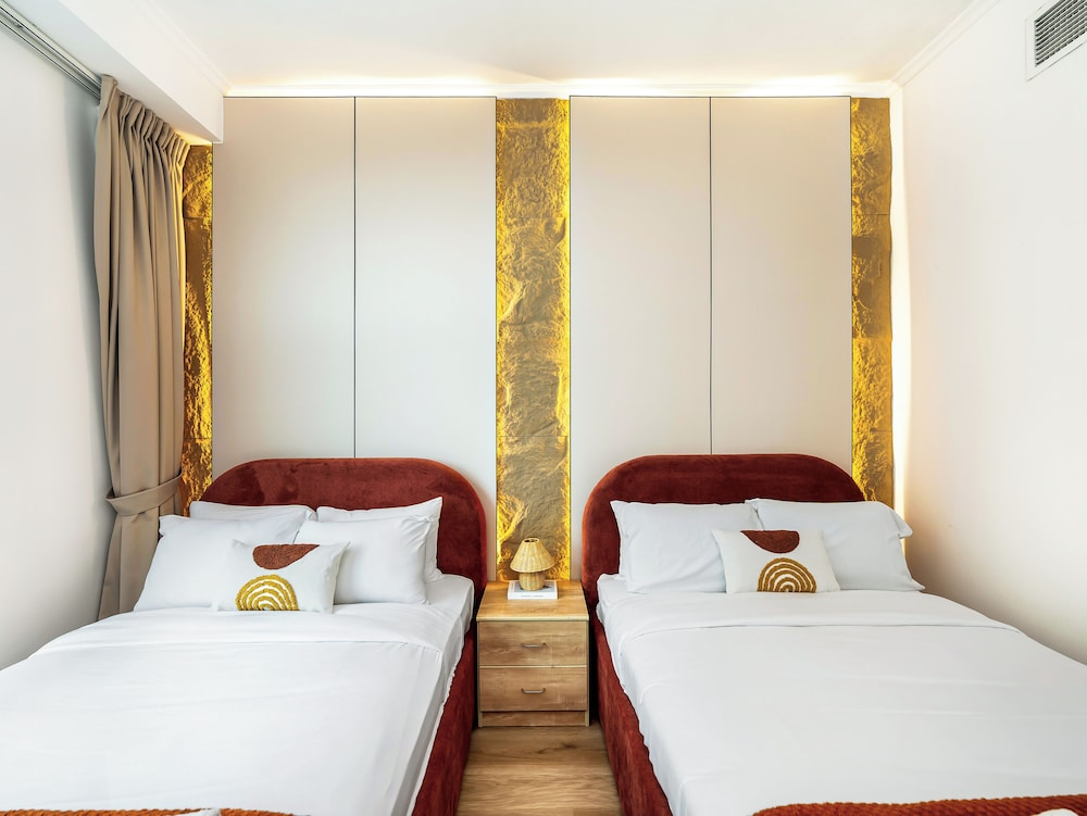 Urban Dubai Marina Stay Near Yacht
