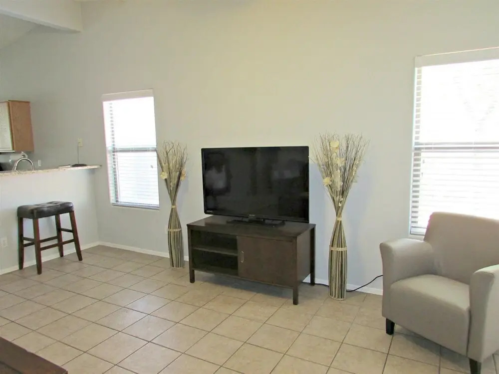 2821 Avondale