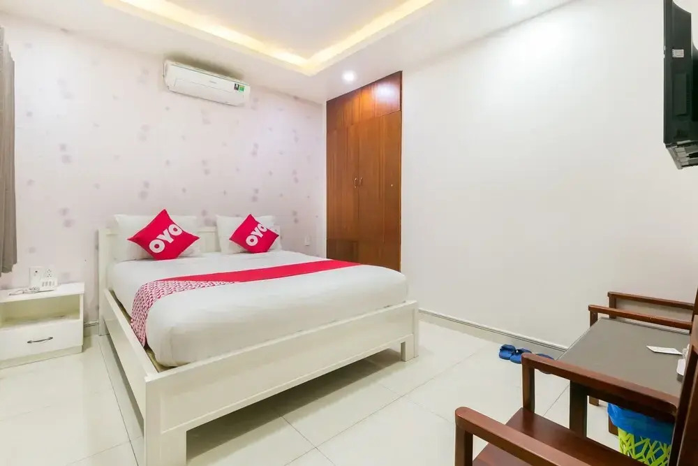 OYO 652 Monaco Hotel (Vaccinated Staff)