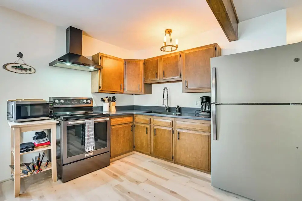 Roscommon Chalet w/ Hot Tub Near Higgins Lake!