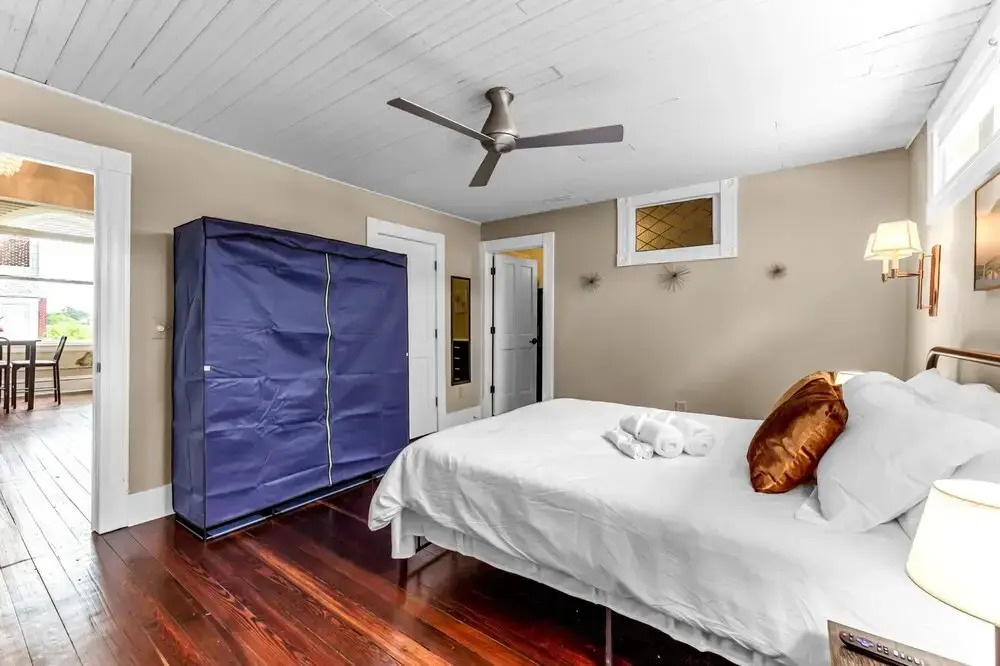 The Elm St Suite - Downtown Condo