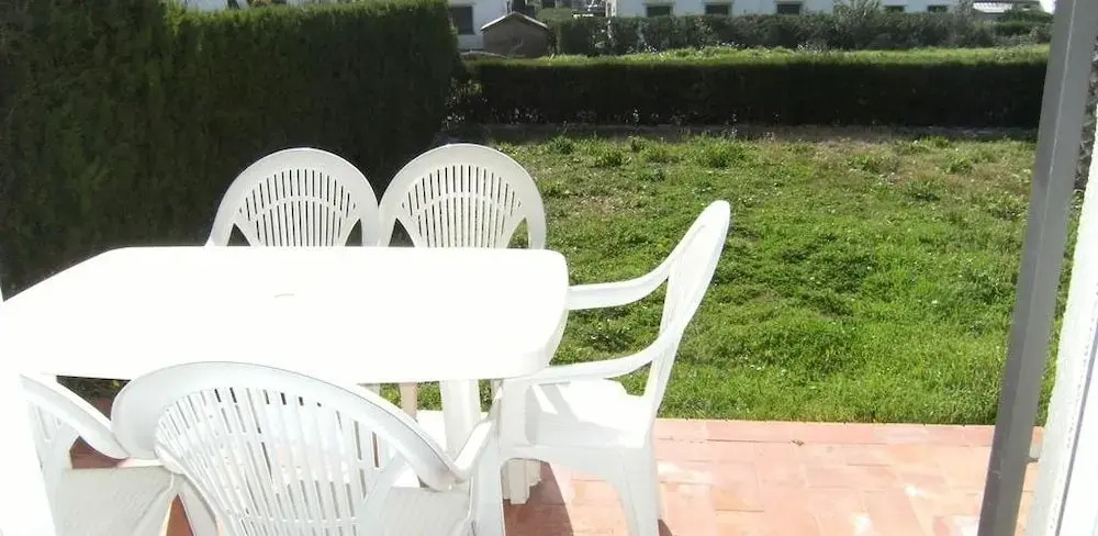 Casa con jardín y parking exterior cerca del mar