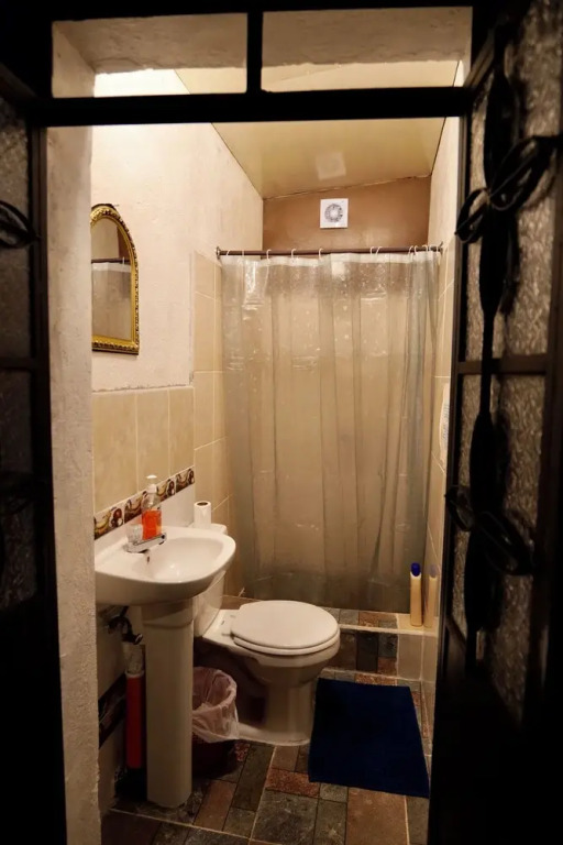 Budget Private Rooms - Wonderland B&B - Shuttle services available