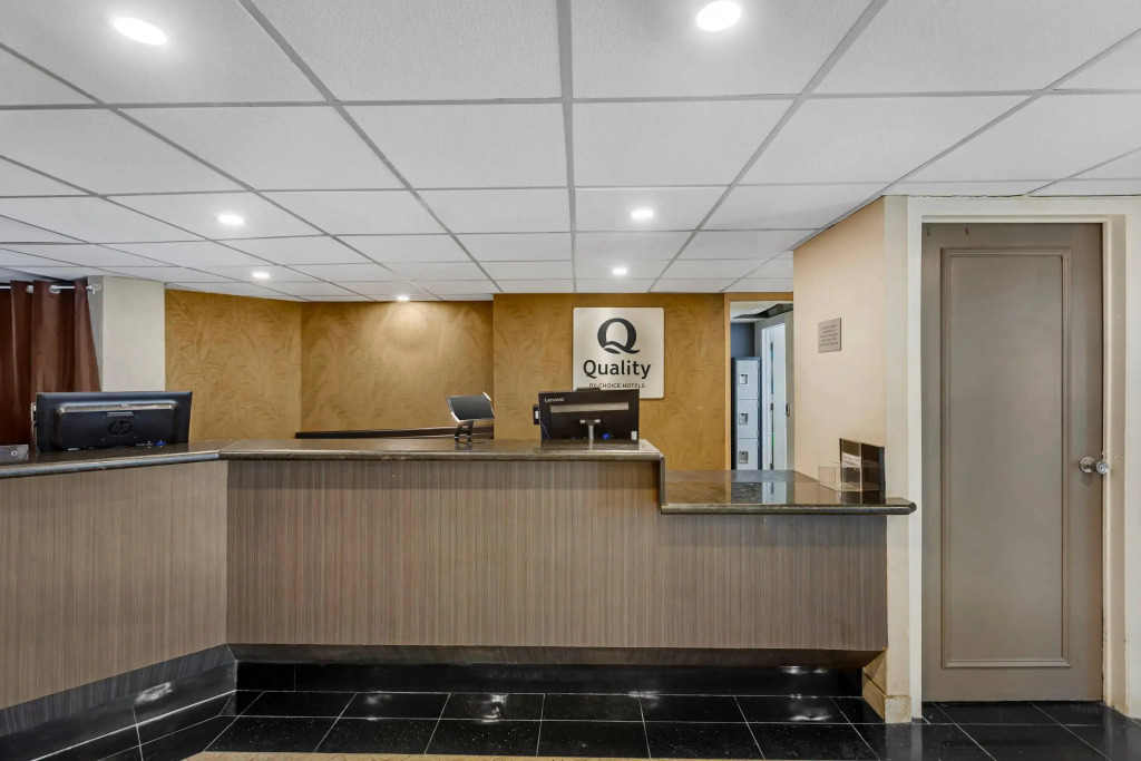 Quality Inn & Suites 5585 Ambler Drive Mississauga Ontario