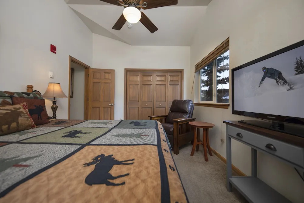 Streamside Lane Condos by CRMR