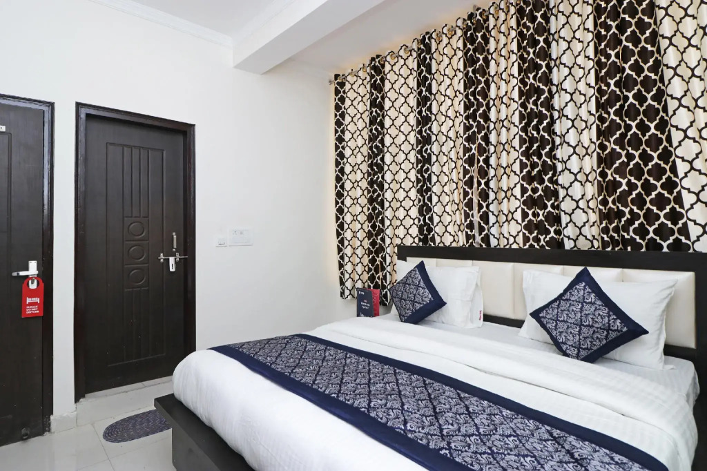 OYO 12738 Hotel Diamond