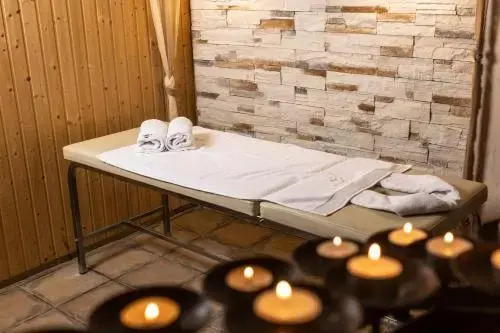 Alseides, The Home Experience