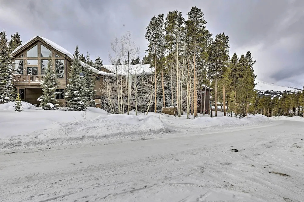 Ski-in/out Breckenridge Gem w/ Hot Tub!