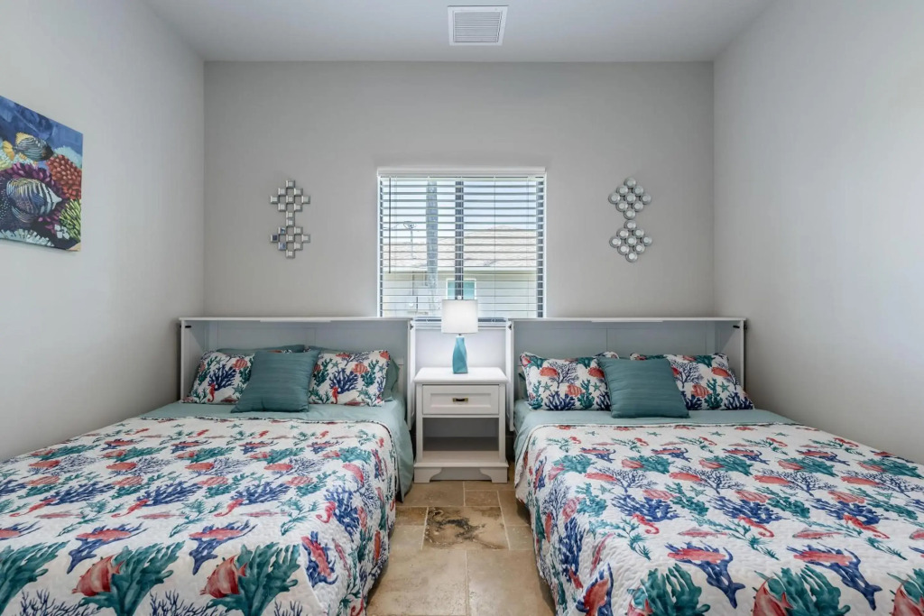 Custom Heated Pool, Kayaks, Bikes, & Spectacular Views - Villa Lakeside Oasis - Roelens Vacations