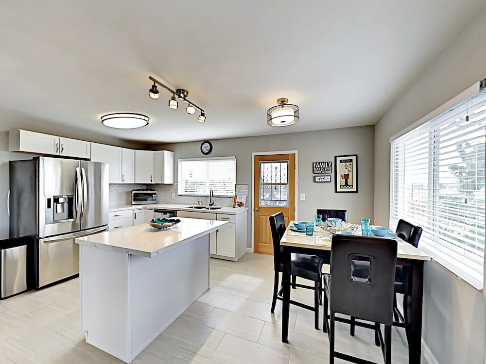 Contemporary Home 3 Bedrooms 2 Bathrooms Home
