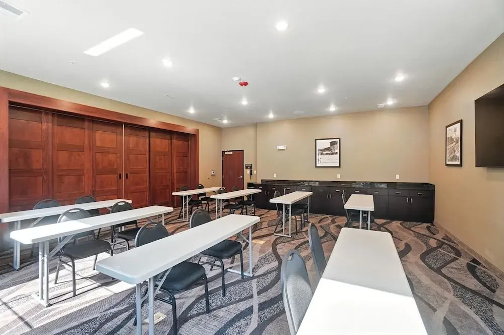 Cobblestone Hotel & Suites - Bellefontaine