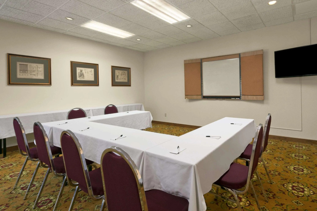 Days Inn & Suites Omaha