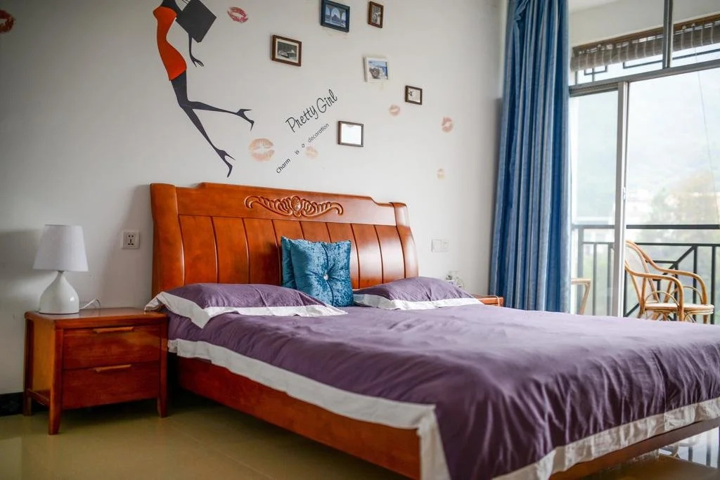 The stone bridge climbing hotel