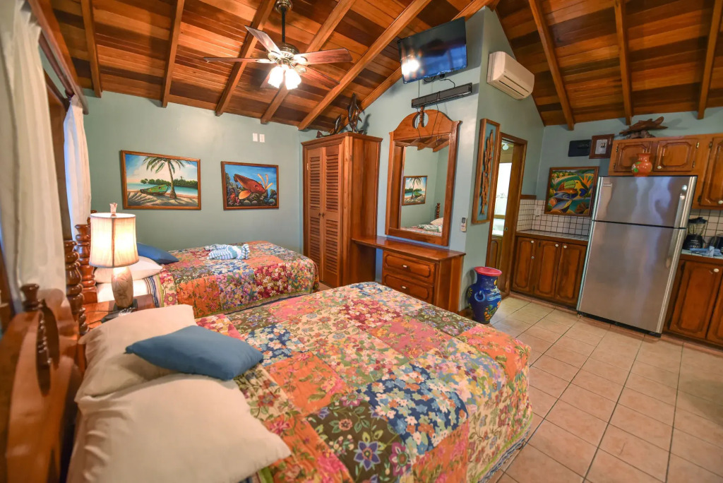 Blue Tang Inn - Beachfront Suites and Pool